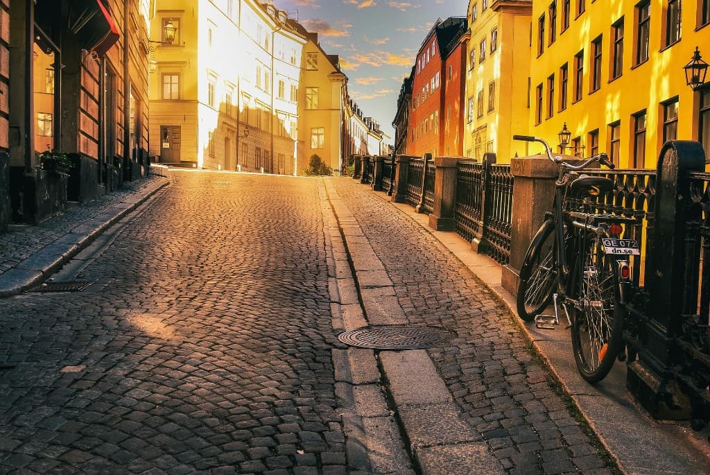 Solbelyst gränd i Gamla Stan — Boannons för mäklare