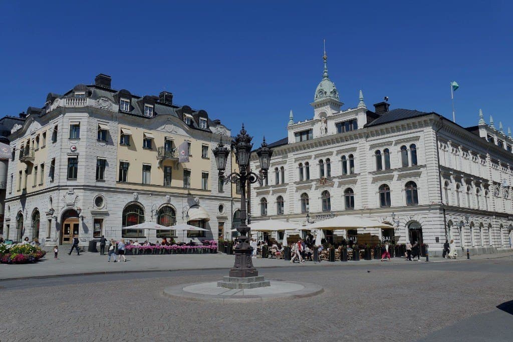 Stora torget i Uppsala i mörkare ljus
