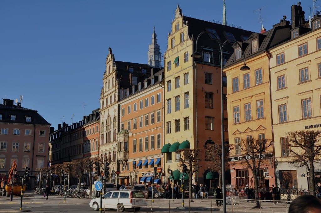 Samma Stockholmskvarter i mörkare ljus