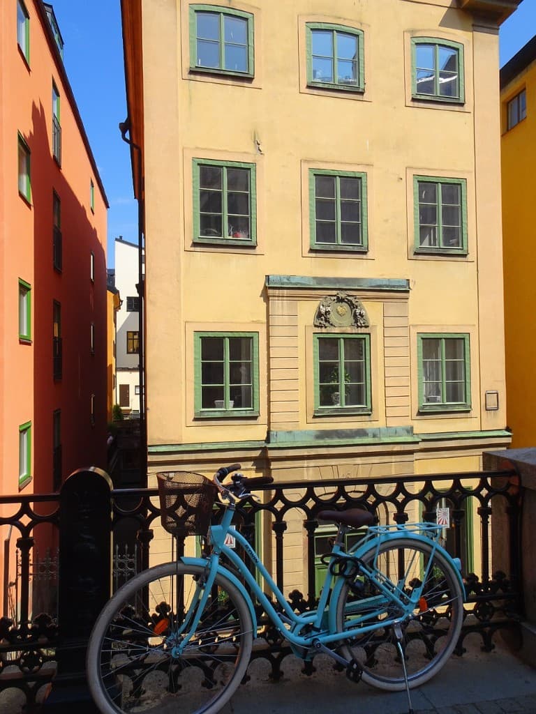 Gata med cykel och historiska hus — så en förhandsannons kan presenteras