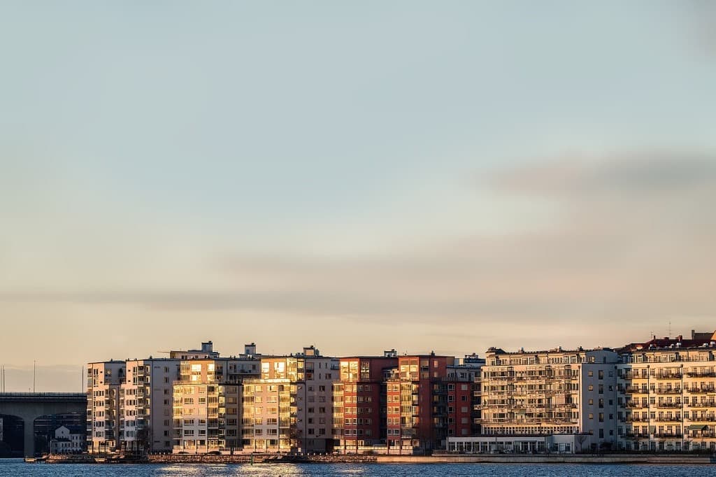 Vattennära bostadshus i Stockholm i gyllene ljus