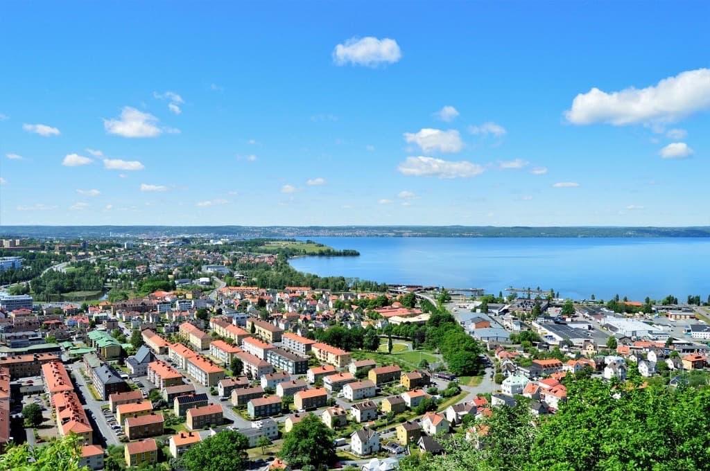 Huskvarna och Vättern sett från höjden i Jönköpings län