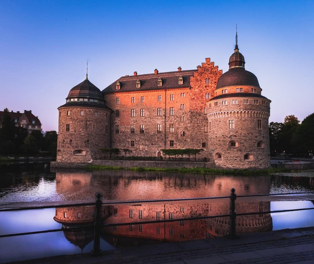 Örebro slott speglat i vattnet i skymning