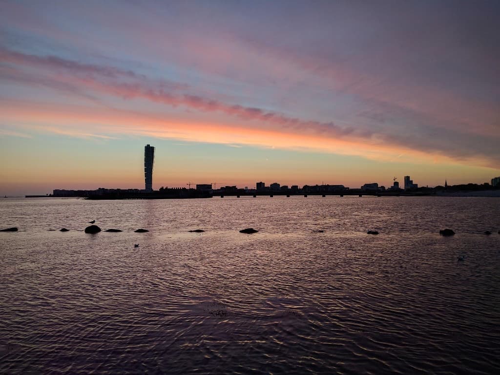 Malmö skyline med Turning Torso över Öresund i skymning