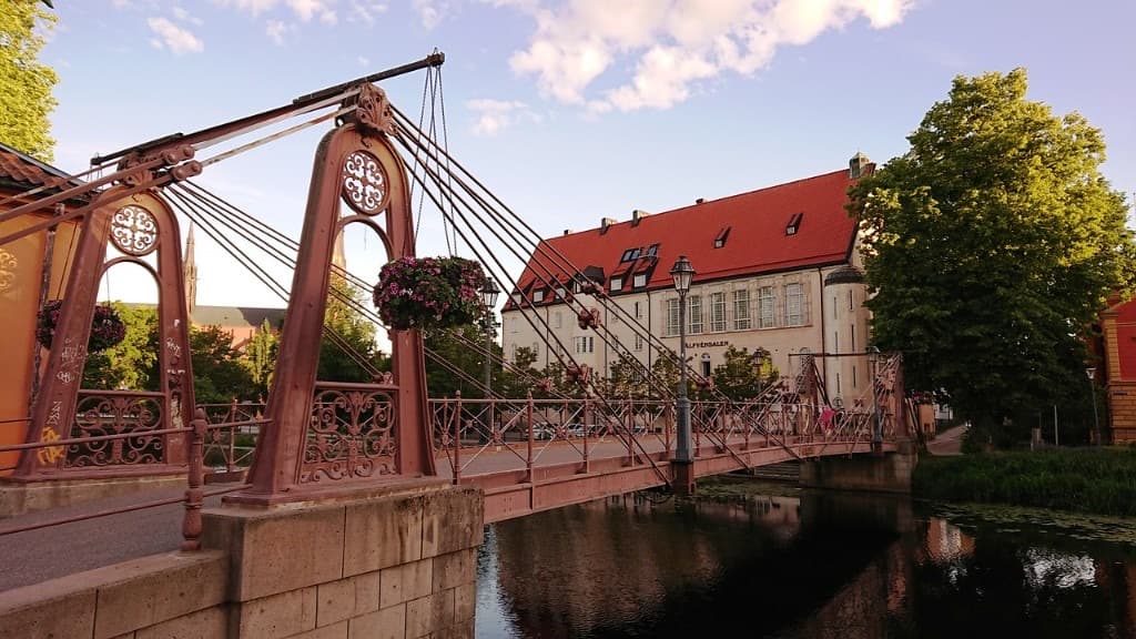 Järnbron och Alfvénsalen vid Fyrisån i Uppsala