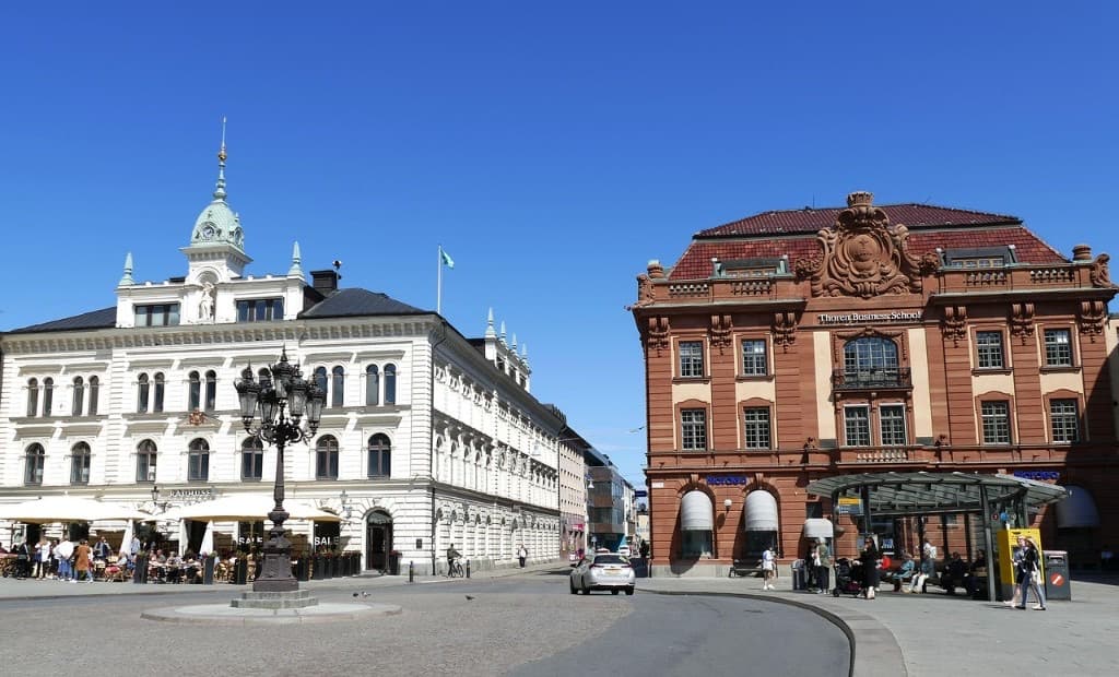 Stora torget i Uppsala med rådhuset i dagsljus