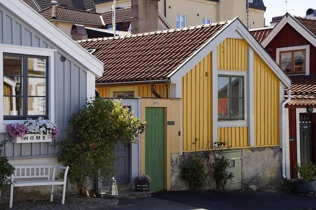 Färgglada trähus i svensk kustmiljö