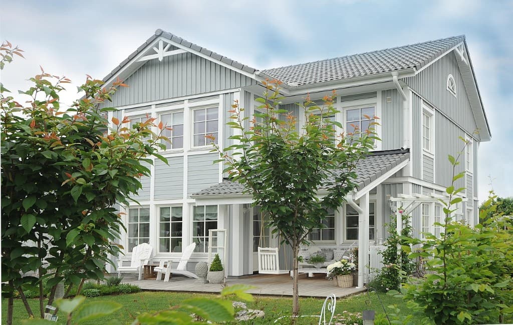 Modern villa med trädgård