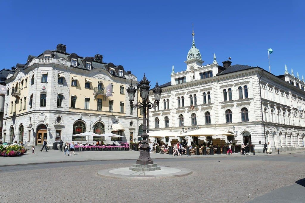 Stora torget i Uppsala med rådhuset en solig dag