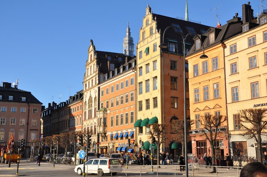 Färgglada kvartershus i Stockholm en klar dag