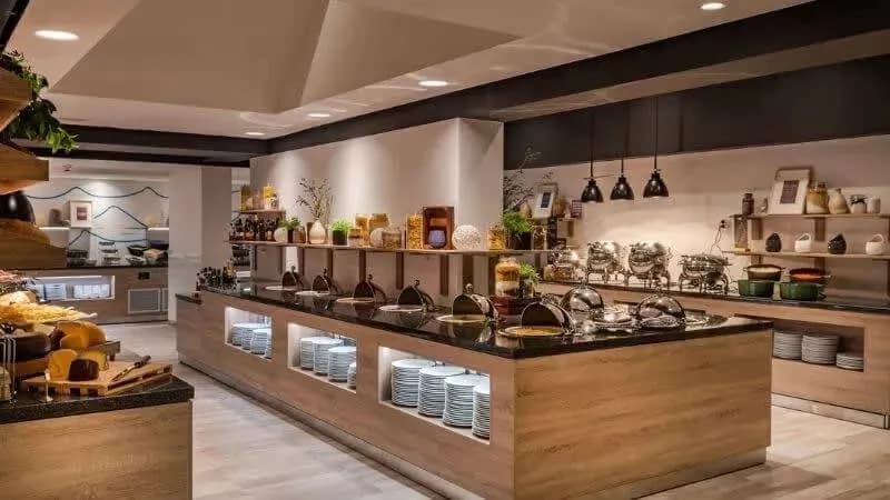 Hotellbuffé och restaurangmiljö