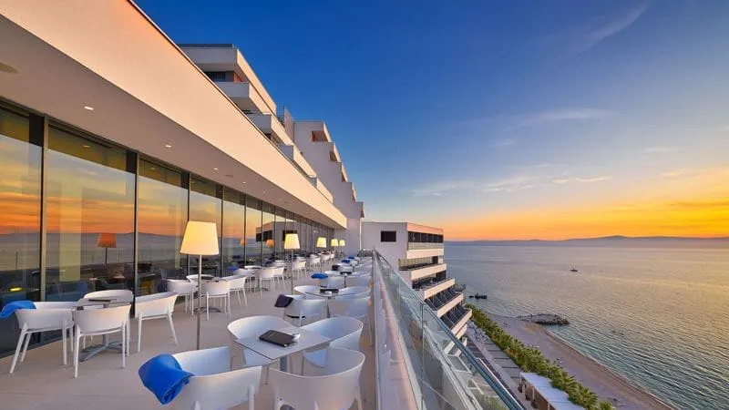 Hotellterrass i solnedgång med havsutsikt