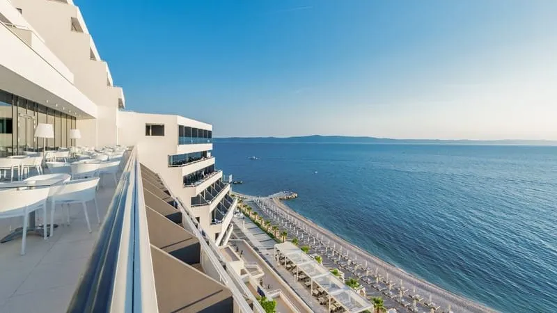 Hotell vid strand och turkos kust