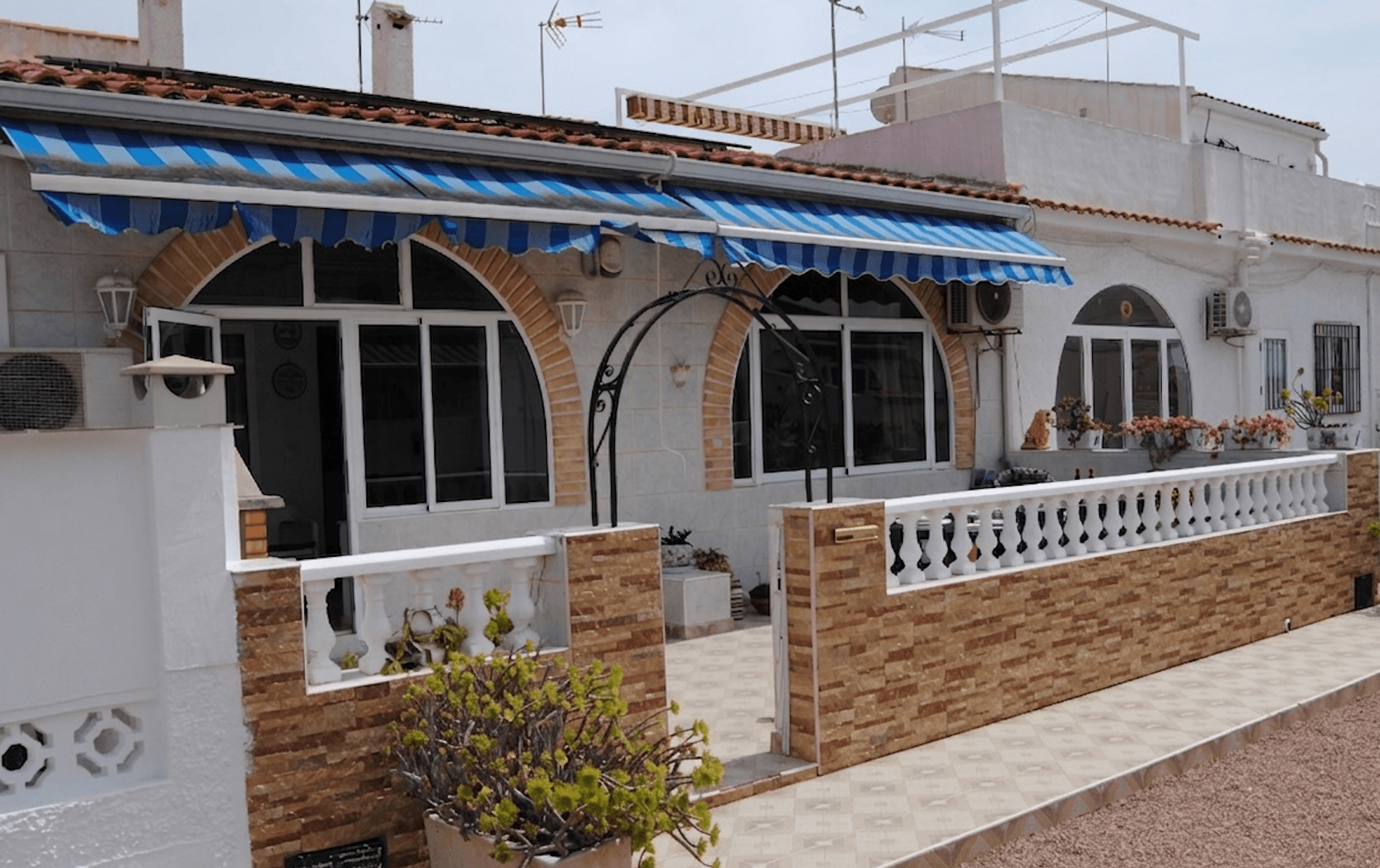 Upptäck ditt nästa hem i den populära La Siesta-området på Costa Blanca, Spanien.