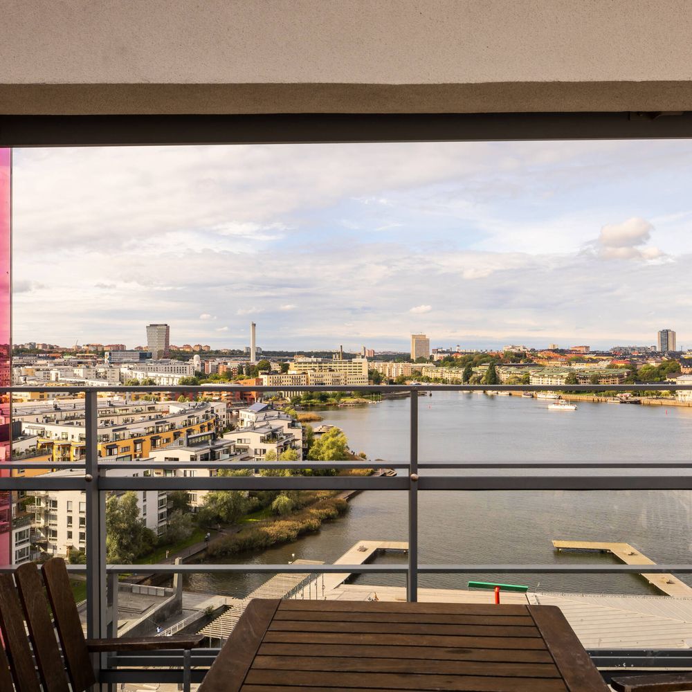 Ljus och modern pärla på 36 kvm med utsikt över sjöns solnedgång