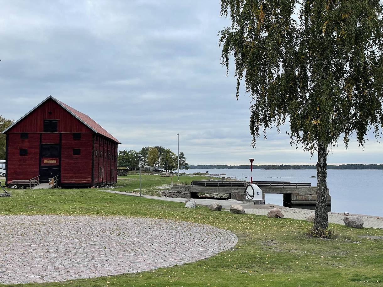 Tomter till salu, med kommunal VA/El /Feber