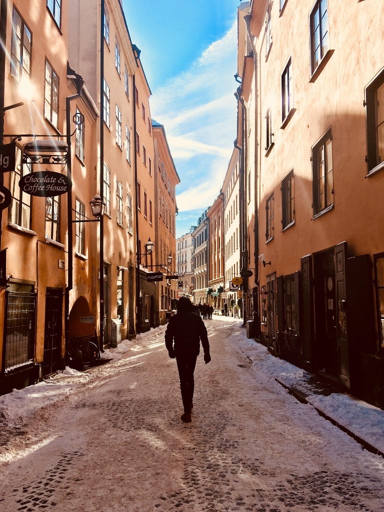 Boannons.se — snöig gata i Gamla Stan med färgglada historiska hus